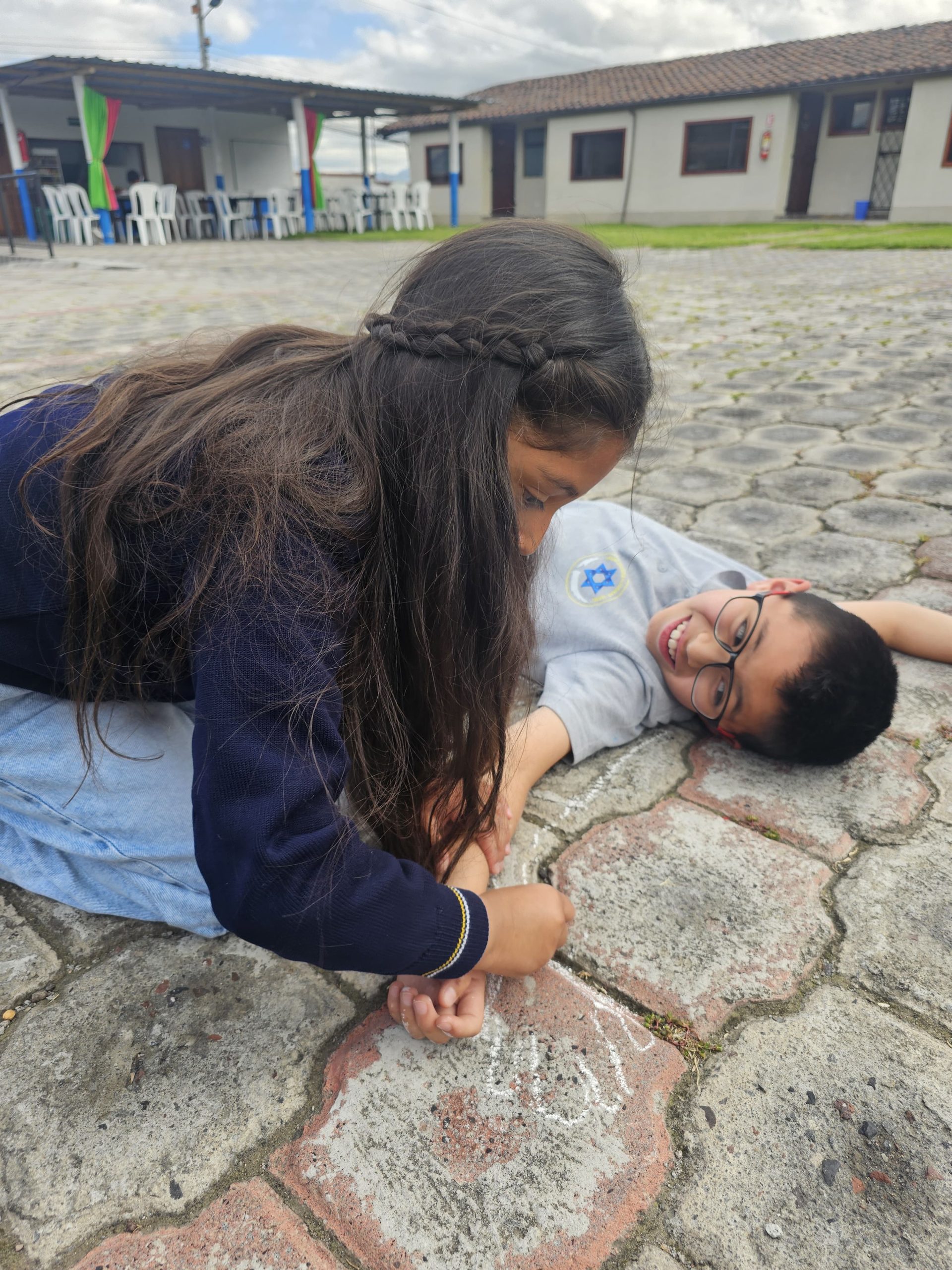 niño en el suelop